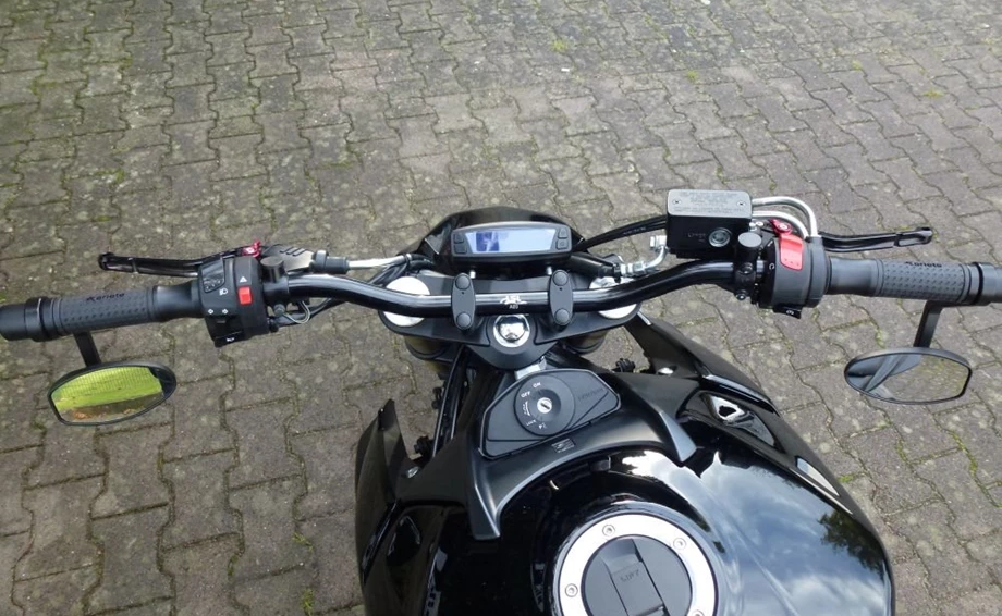 Umbgebautes Motorrad Suzuki GSR 750 Bild 3: Umbgebautes Motorrad Suzuki GSR 750