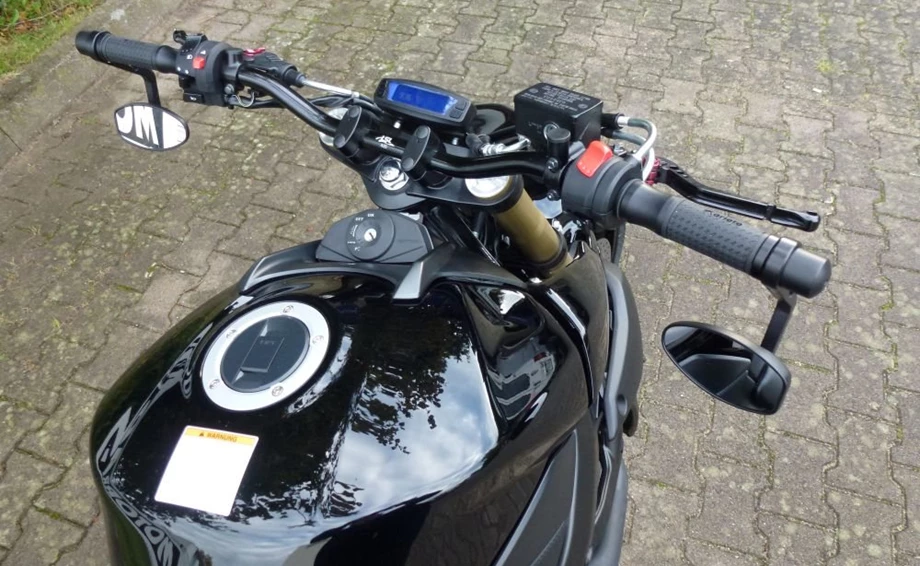 Umbgebautes Motorrad Suzuki GSR 750 Bild 8: Umbgebautes Motorrad Suzuki GSR 750