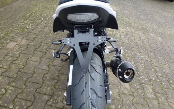 Umgebautes Motorrad Suzuki GSR 750 von Motorrad-Technik-Hamburg - Bild 5 Umgebautes Motorrad Suzuki GSR 750 von Motorrad-Technik-Hamburg - Bild 5