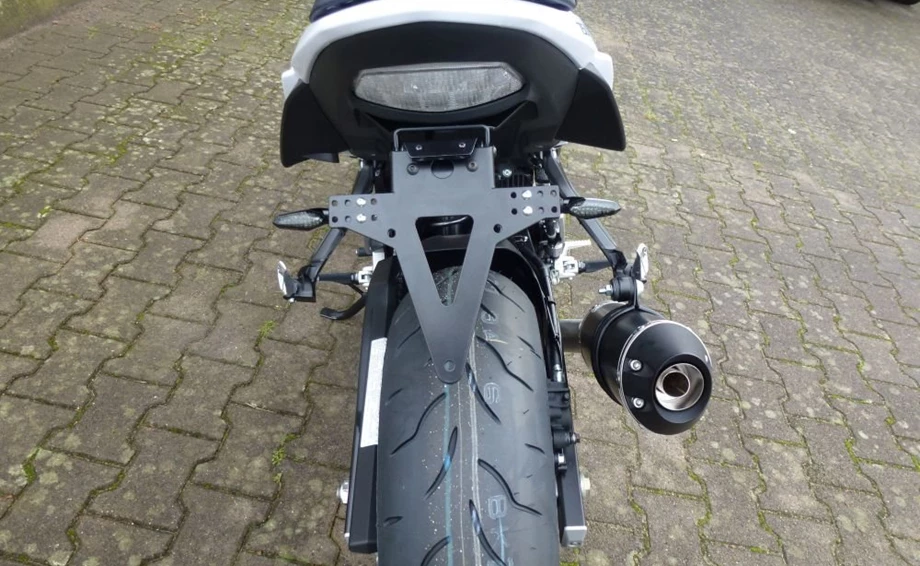 Umbgebautes Motorrad Suzuki GSR 750 Bild 5: Umbgebautes Motorrad Suzuki GSR 750