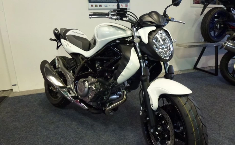 Umbgebautes Motorrad Suzuki SFV 650 Gladius Bild 1: Umbgebautes Motorrad Suzuki SFV 650 Gladius