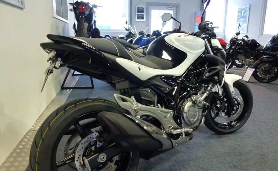 Umbgebautes Motorrad Suzuki SFV 650 Gladius Bild 2: Umbgebautes Motorrad Suzuki SFV 650 Gladius