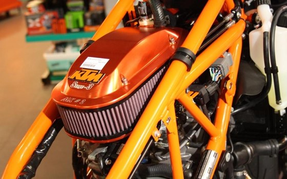 Umgebautes Motorrad KTM 990 Supermoto R von KTM BRAUMANDL - Bild 4 Umgebautes Motorrad KTM 990 Supermoto R von KTM BRAUMANDL - Bild 4
