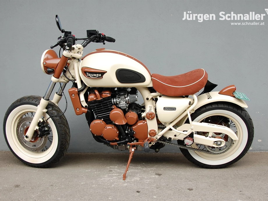 Umbgebautes Motorrad Triumph Adventurer Bild 2: Umbgebautes Motorrad Triumph Adventurer