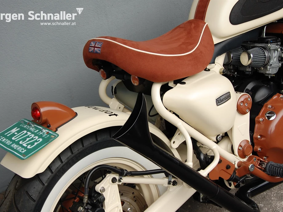 Umbgebautes Motorrad Triumph Adventurer Bild 6: Umbgebautes Motorrad Triumph Adventurer