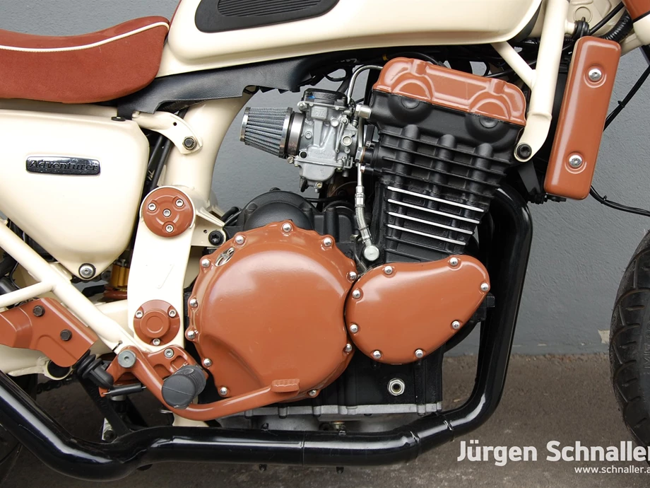 Umbgebautes Motorrad Triumph Adventurer Bild 7: Umbgebautes Motorrad Triumph Adventurer