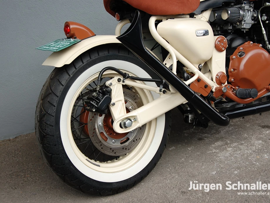 Umbgebautes Motorrad Triumph Adventurer Bild 9: Umbgebautes Motorrad Triumph Adventurer