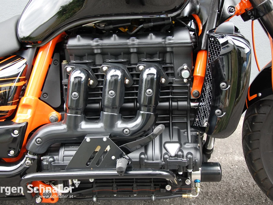 Umbgebautes Motorrad Triumph Rocket III Bild 7: Umbgebautes Motorrad Triumph Rocket III