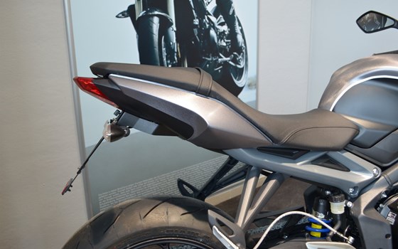 Umgebautes Motorrad Triumph Street Triple von Becker-Tiemann Motorrad GmbH & Co. KG - Bild 2 Umgebautes Motorrad Triumph Street Triple von Becker-Tiemann Motorrad GmbH & Co. KG - Bild 2