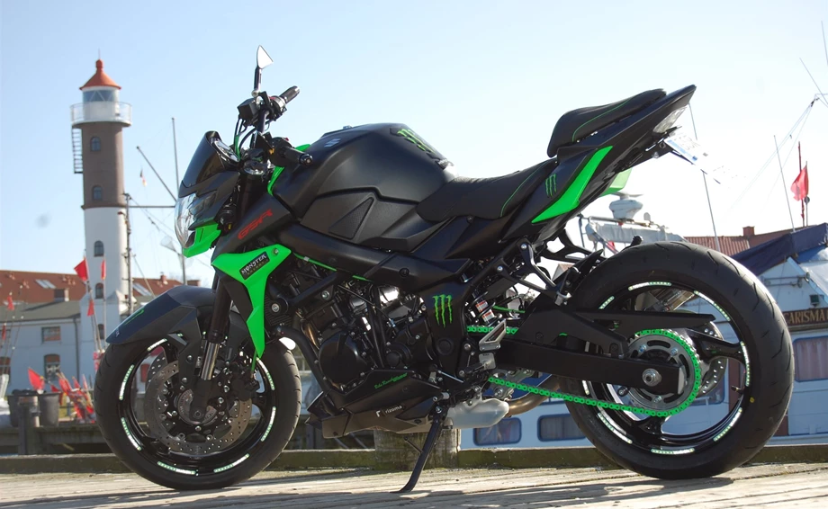 Umbgebautes Motorrad Suzuki GSR 750 Bild 6: Umbgebautes Motorrad Suzuki GSR 750