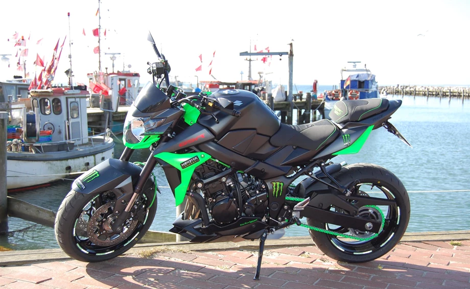Umbgebautes Motorrad Suzuki GSR 750 Bild 8: Umbgebautes Motorrad Suzuki GSR 750