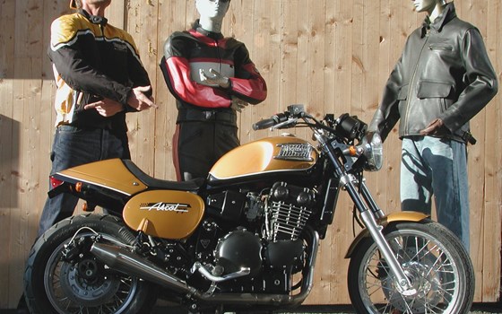 Umgebautes Motorrad Triumph Thunderbird von Jürgen Schnaller, Motorräder-Zubehör - Bild 2 Umgebautes Motorrad Triumph Thunderbird von Jürgen Schnaller, Motorräder-Zubehör - Bild 2