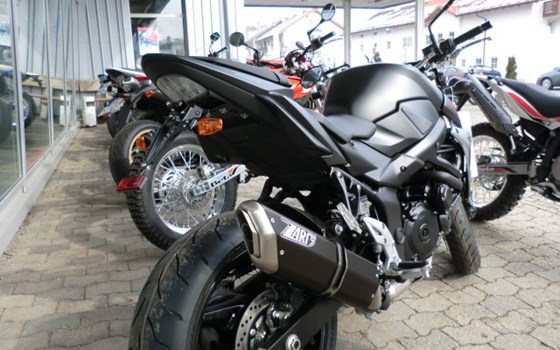 Umgebautes Motorrad Suzuki GSR 750 von MOTO-VÖLKL - Völkl GmbH - Bild 4 Umgebautes Motorrad Suzuki GSR 750 von MOTO-VÖLKL - Völkl GmbH - Bild 4