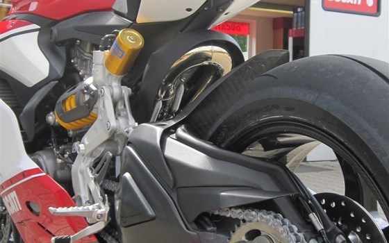 Umgebautes Motorrad Ducati 1199 Panigale S Tricolore von Schilling IM Racing GmbH & Co. KG - Bild 8 Umgebautes Motorrad Ducati 1199 Panigale S Tricolore von Schilling IM Racing GmbH & Co. KG - Bild 8
