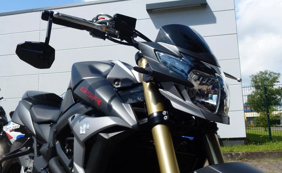 Umbgebautes Motorrad Suzuki GSR 750 Bild 2: Umbgebautes Motorrad Suzuki GSR 750