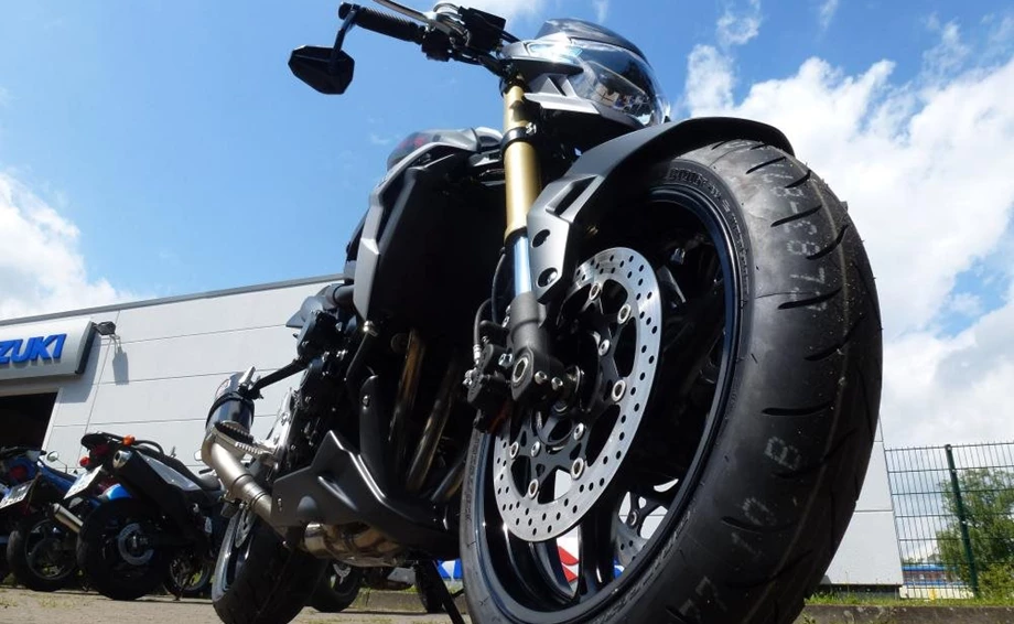Umbgebautes Motorrad Suzuki GSR 750 Bild 4: Umbgebautes Motorrad Suzuki GSR 750