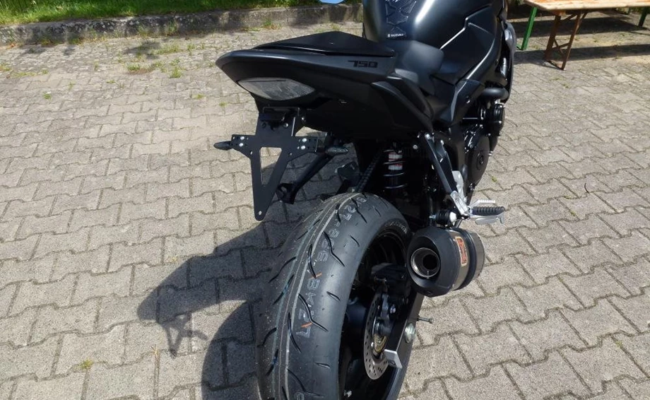 Umbgebautes Motorrad Suzuki GSR 750 Bild 5: Umbgebautes Motorrad Suzuki GSR 750