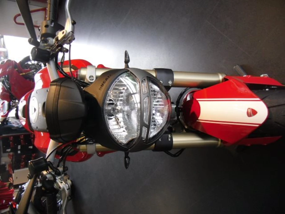 Umbgebautes Motorrad Ducati Monster 1100 Evo Bild 2: Umbgebautes Motorrad Ducati Monster 1100 Evo