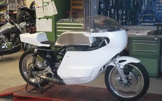 Umgebautes Motorrad Suzuki GT 750 von Reimo-Reinhard Motorrad GmbH - Bild 1 Umgebautes Motorrad Suzuki GT 750 von Reimo-Reinhard Motorrad GmbH - Bild 1