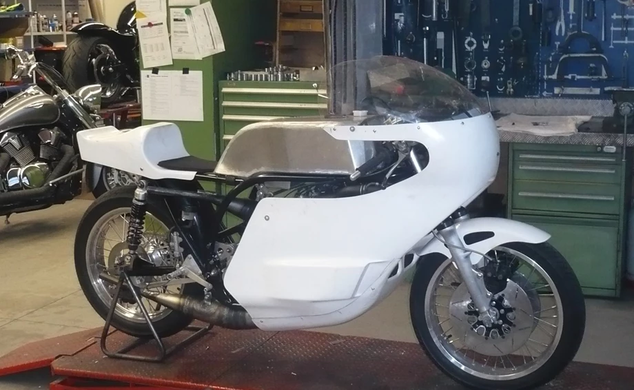 Umbgebautes Motorrad Suzuki GT 750 Bild 1: Umbgebautes Motorrad Suzuki GT 750