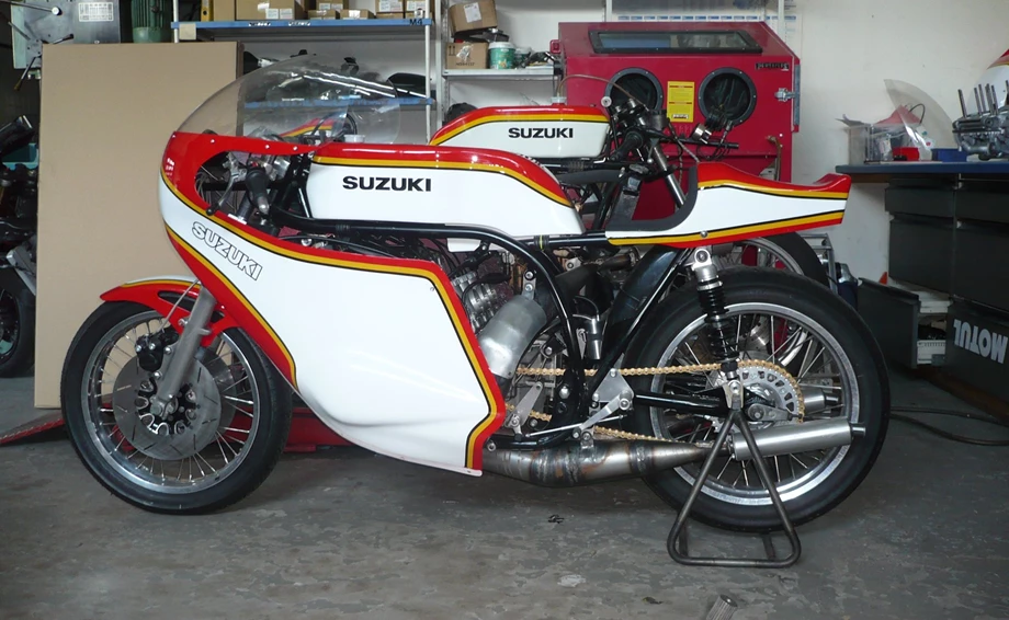Umbgebautes Motorrad Suzuki GT 750 Bild 7: Umbgebautes Motorrad Suzuki GT 750