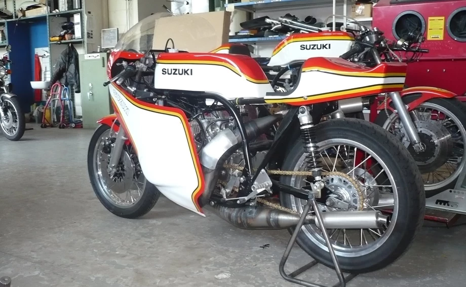 Umbgebautes Motorrad Suzuki GT 750 Bild 9: Umbgebautes Motorrad Suzuki GT 750