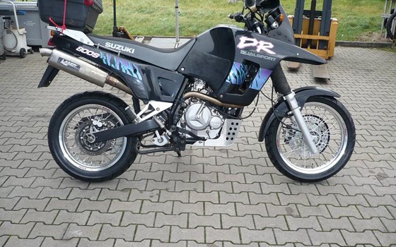 Umgebautes Motorrad Suzuki DR 800 S von Reimo-Reinhard Motorrad GmbH - Bild 2 Umgebautes Motorrad Suzuki DR 800 S von Reimo-Reinhard Motorrad GmbH - Bild 2