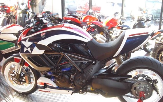 Umgebautes Motorrad Ducati Diavel 1200 von Braunbart Heribert Kilian GmbH - DUCATI SALZBURG - Bild 2 Umgebautes Motorrad Ducati Diavel 1200 von Braunbart Heribert Kilian GmbH - DUCATI SALZBURG - Bild 2