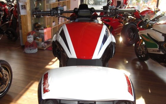Umgebautes Motorrad Ducati Diavel 1200 von Braunbart Heribert Kilian GmbH - DUCATI SALZBURG - Bild 4 Umgebautes Motorrad Ducati Diavel 1200 von Braunbart Heribert Kilian GmbH - DUCATI SALZBURG - Bild 4