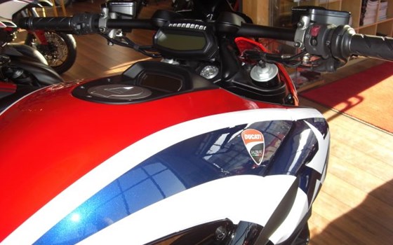 Umgebautes Motorrad Ducati Diavel 1200 von Braunbart Heribert Kilian GmbH - DUCATI SALZBURG - Bild 7 Umgebautes Motorrad Ducati Diavel 1200 von Braunbart Heribert Kilian GmbH - DUCATI SALZBURG - Bild 7