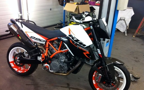 Umgebautes Motorrad KTM 990 Supermoto R von 990SMR - Bild 1 Umgebautes Motorrad KTM 990 Supermoto R von 990SMR - Bild 1