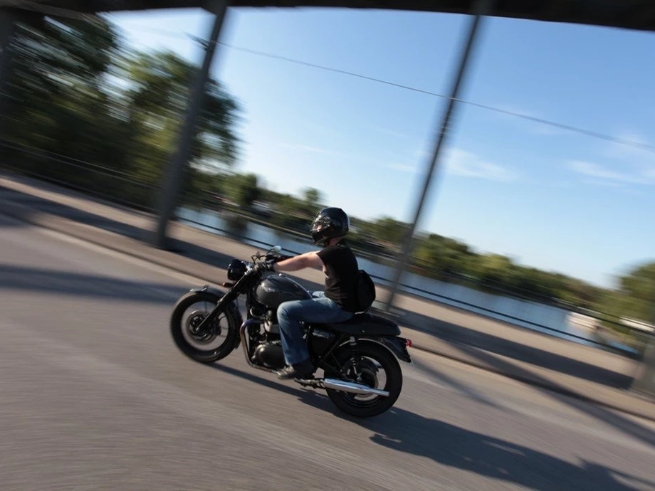 Umbgebautes Motorrad Triumph Bonneville T100 Bild 10: Umbgebautes Motorrad Triumph Bonneville T100