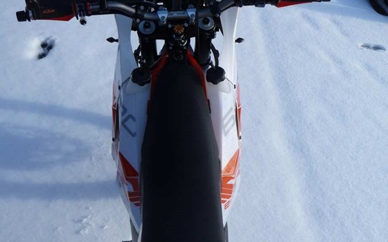 Umgebautes Motorrad KTM 690 Enduro R von Bräuer Motorradsport KG - Bild 3 Umgebautes Motorrad KTM 690 Enduro R von Bräuer Motorradsport KG - Bild 3