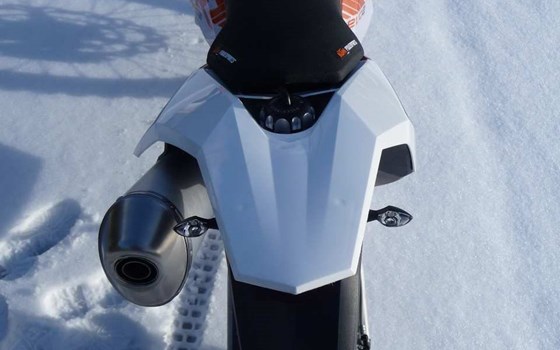Umgebautes Motorrad KTM 690 Enduro R von Bräuer Motorradsport KG - Bild 4 Umgebautes Motorrad KTM 690 Enduro R von Bräuer Motorradsport KG - Bild 4