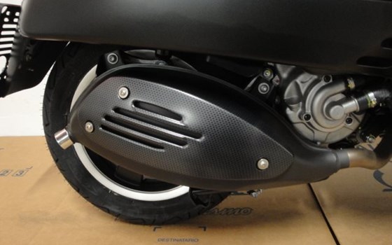 Umgebautes Motorrad Vespa GTS 125 i.e. Super Sport von Jahelka Zweirad GmbH - Bild 2 Umgebautes Motorrad Vespa GTS 125 i.e. Super Sport von Jahelka Zweirad GmbH - Bild 2