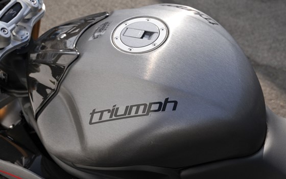 Umgebautes Motorrad Triumph Speed Triple R von Motorrad Reinhardt GmbH - Bild 1 Umgebautes Motorrad Triumph Speed Triple R von Motorrad Reinhardt GmbH - Bild 1