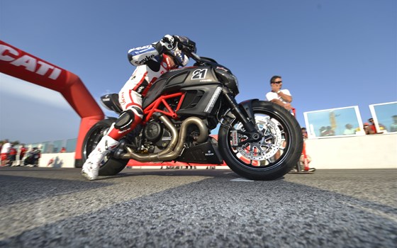 Umgebautes Motorrad Ducati Diavel 1200 von 1000PS-Musterhändler - Bild 1