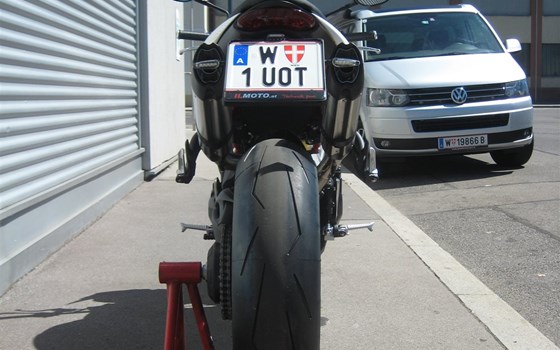 Umgebautes Motorrad Triumph Speed Triple R von IL MOTO  Motorradhandel und Reparaturwerkstätte GesmbH - Bild 5 Umgebautes Motorrad Triumph Speed Triple R von IL MOTO  Motorradhandel und Reparaturwerkstätte GesmbH - Bild 5