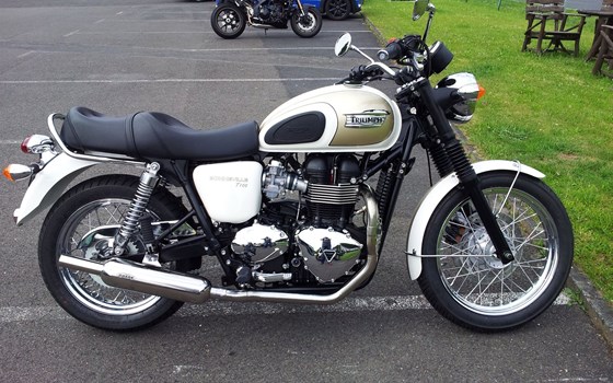 Umgebautes Motorrad Triumph Bonneville T100 von Motorradhaus Löhmer GmbH - Bild 2 Umgebautes Motorrad Triumph Bonneville T100 von Motorradhaus Löhmer GmbH - Bild 2