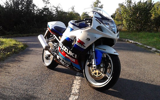 Umgebautes Motorrad Suzuki GSX-R 750 von A. Reinmuth Motorräder - Bild 2 Umgebautes Motorrad Suzuki GSX-R 750 von A. Reinmuth Motorräder - Bild 2