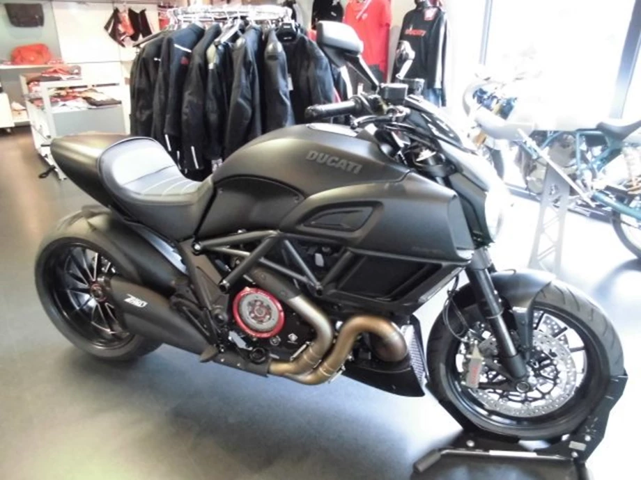 Umbgebautes Motorrad Ducati Diavel 1200 Dark Bild 1: Umbgebautes Motorrad Ducati Diavel 1200 Dark