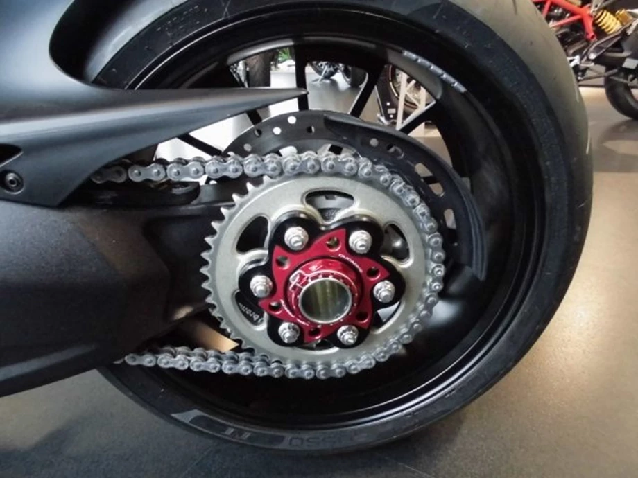 Umbgebautes Motorrad Ducati Diavel 1200 Dark Bild 10: Umbgebautes Motorrad Ducati Diavel 1200 Dark