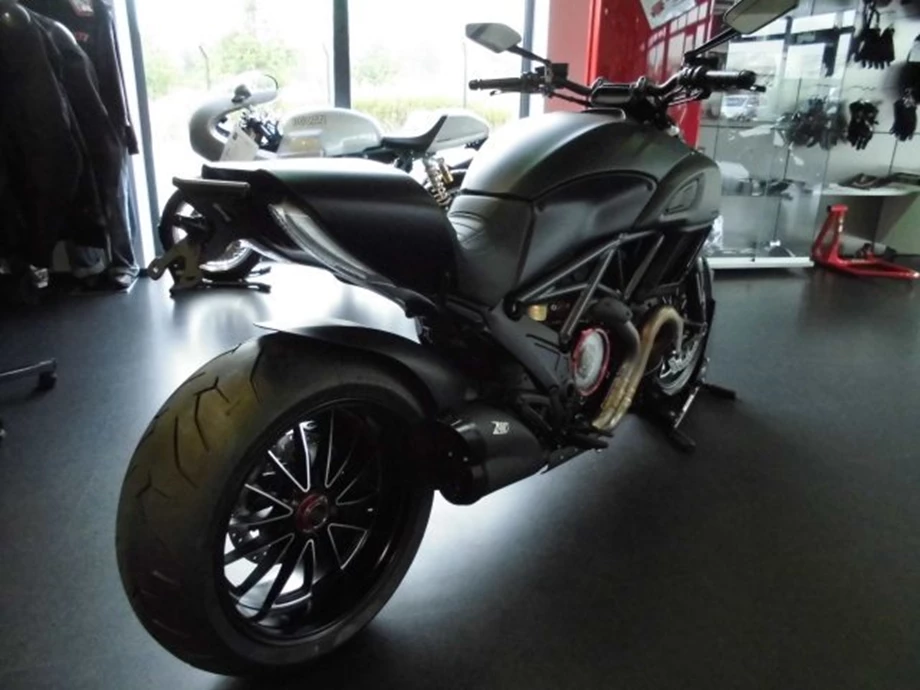 Umbgebautes Motorrad Ducati Diavel 1200 Dark Bild 2: Umbgebautes Motorrad Ducati Diavel 1200 Dark
