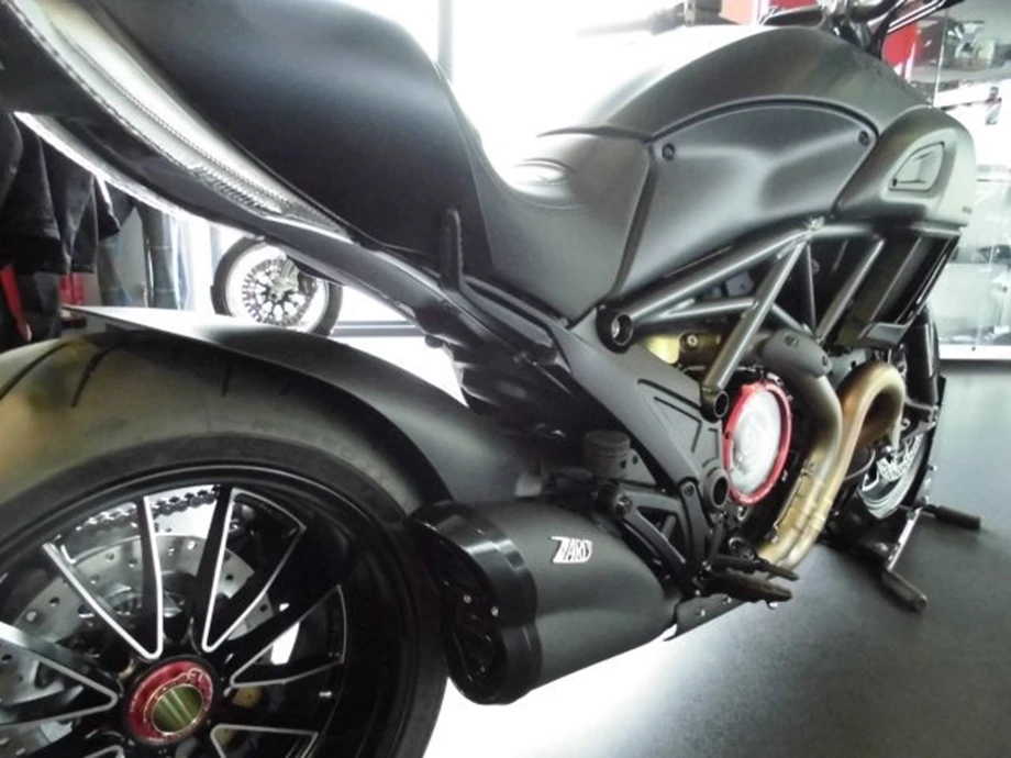 Umbgebautes Motorrad Ducati Diavel 1200 Dark Bild 3: Umbgebautes Motorrad Ducati Diavel 1200 Dark