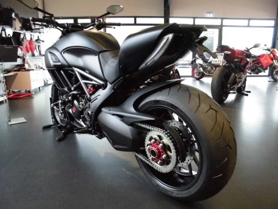 Umbgebautes Motorrad Ducati Diavel 1200 Dark Bild 6: Umbgebautes Motorrad Ducati Diavel 1200 Dark