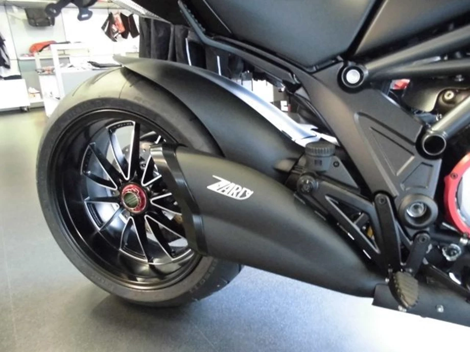 Umbgebautes Motorrad Ducati Diavel 1200 Dark Bild 8: Umbgebautes Motorrad Ducati Diavel 1200 Dark