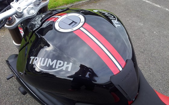 Umgebautes Motorrad Triumph Speed Triple 1050 von Motorradhaus Löhmer GmbH - Bild 10 Umgebautes Motorrad Triumph Speed Triple 1050 von Motorradhaus Löhmer GmbH - Bild 10