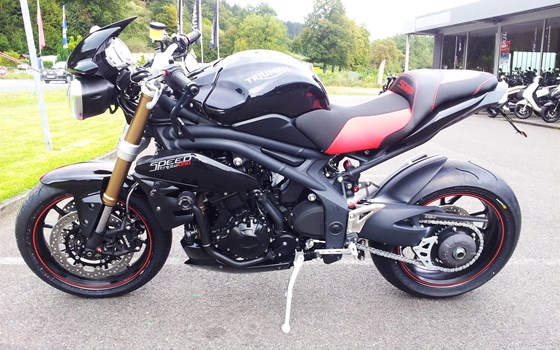 Umgebautes Motorrad Triumph Speed Triple 1050 von Motorradhaus Löhmer GmbH - Bild 5 Umgebautes Motorrad Triumph Speed Triple 1050 von Motorradhaus Löhmer GmbH - Bild 5