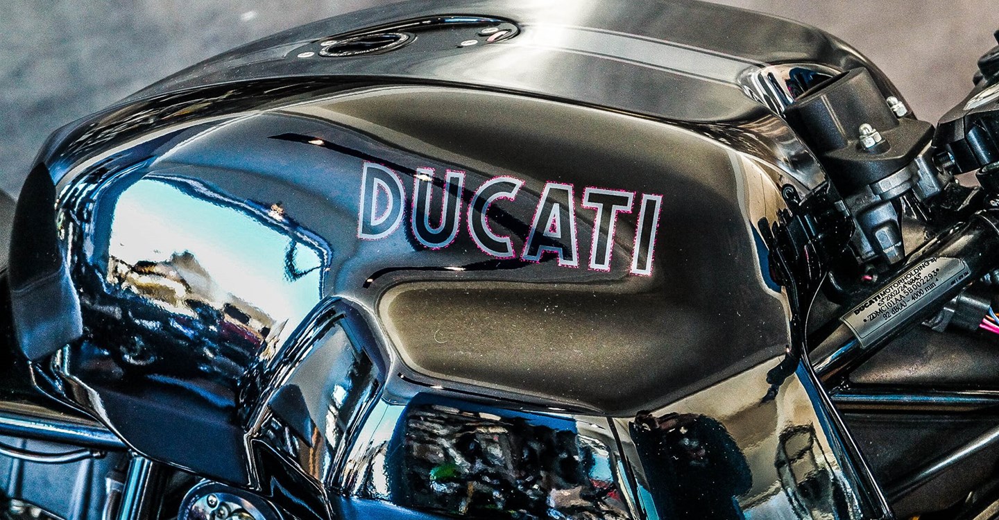 Umbgebautes Motorrad Ducati Sport 1000