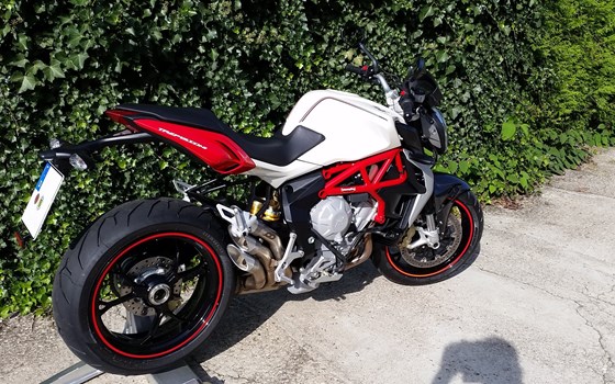 Umgebautes Motorrad MV Agusta Brutale 800 von Motorrad Scheunpflug e.K. - Bild 4 Umgebautes Motorrad MV Agusta Brutale 800 von Motorrad Scheunpflug e.K. - Bild 4